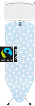 La table de repassage se presente en coloris bleu clair et blanc fy5850896
