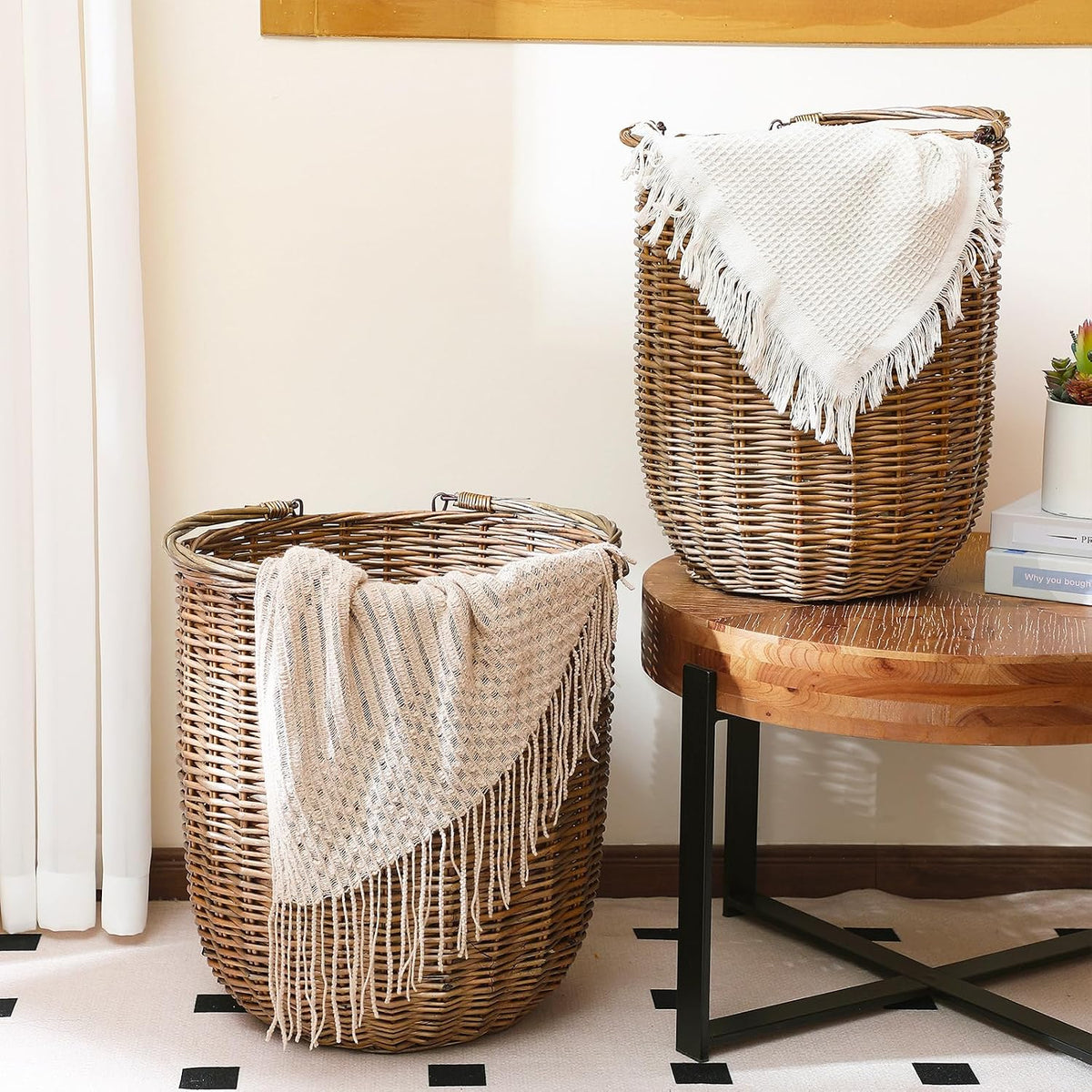 Decouvrez le panier a linge avec poignee de maintien en coloris blanc et beige vu3880128